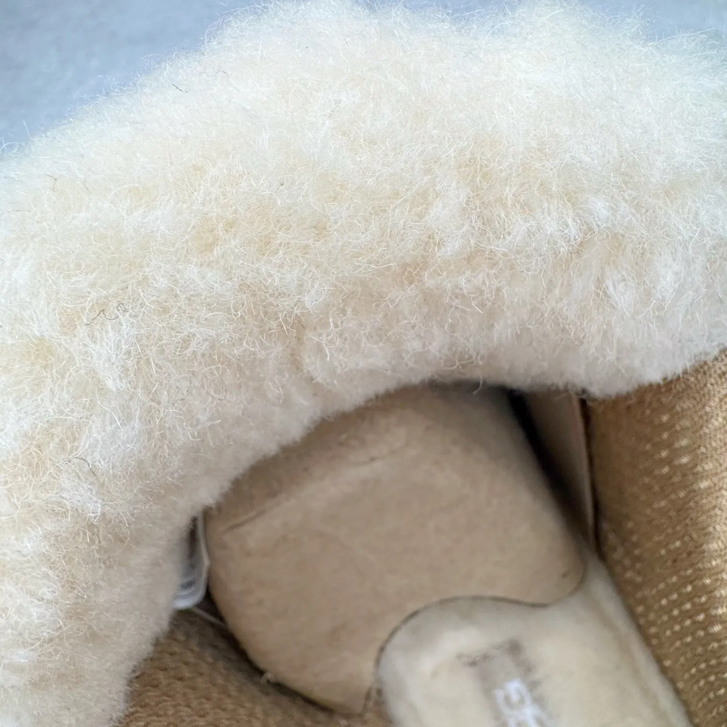 Pick up locally💰640 UGG 4032 Meyer autumn and winter sheepskin and fur integrated snow boots. All shoes are made of ZP from the same factory. Longfeng A-grade Australian imported sheepskin and fur integrated. Men's and women's boots brand OEM production line fully follows the ZP process. OEM original pattern maker adheres to the principle of no original shoes and no development selection. Pay attention to every detail. The most authentic version on the market TREADLITE "Light Wing" technology outsole Lightweight/durable/flexible/pile size: 35 36 37 38 39 40 41 42 43 44 45 Coding: by3936030